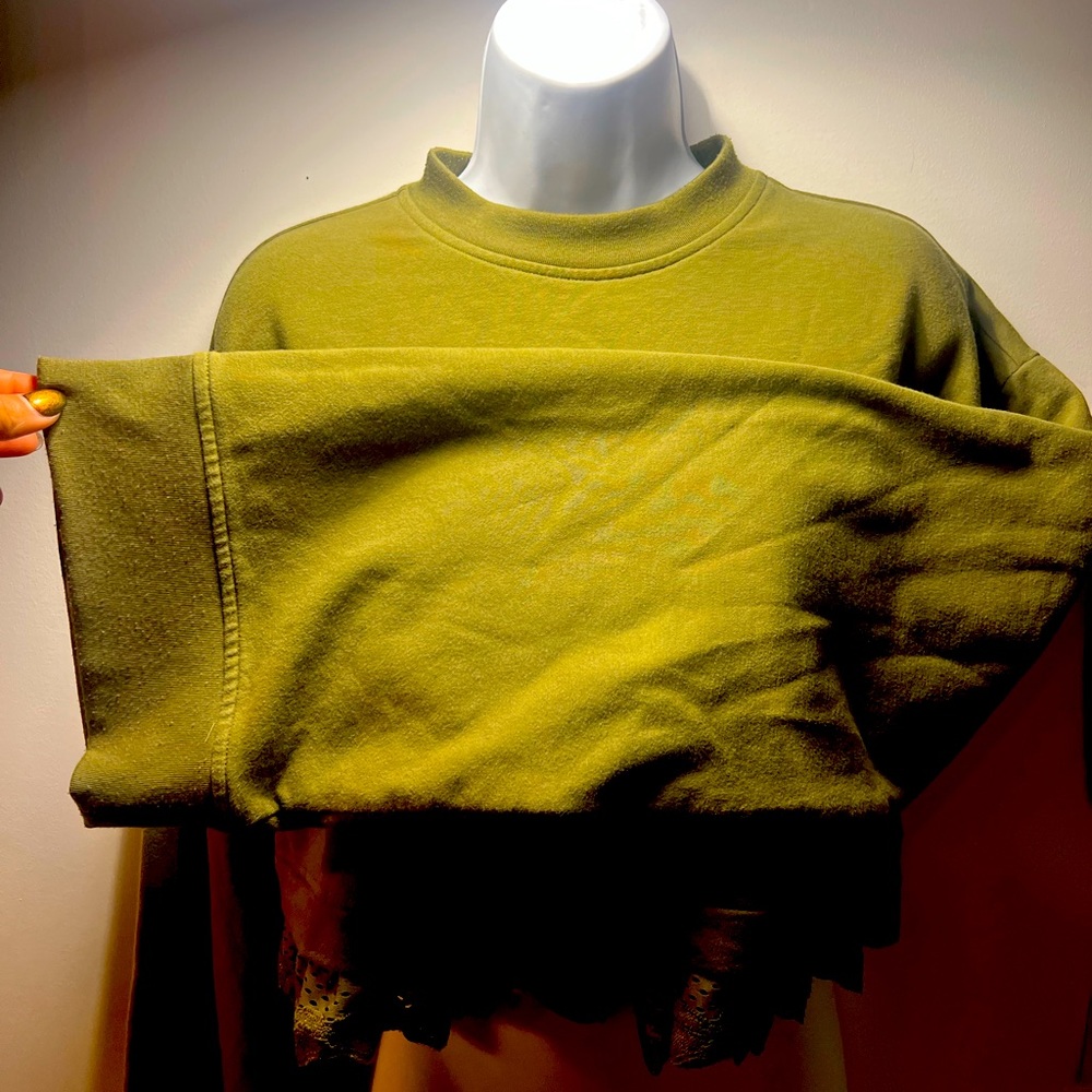 Puma X Fenty Cropped wide arm cropped sweatshirt in Olive green. Wm Sm/Medium